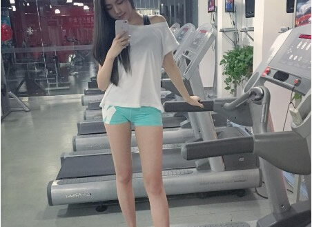 美女网红晒美臀 竟是为了卖紧身裤（组图）