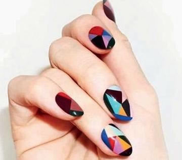 2018几何拼接美甲款式颜色图片：2018几何拼接美甲图片欣赏