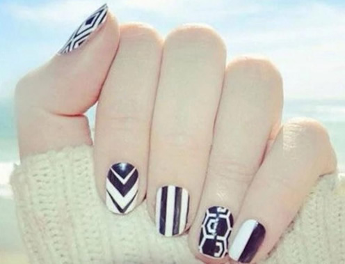 2018几何拼接美甲款式颜色图片：2018几何拼接美甲图片欣赏