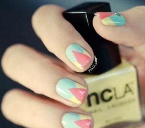 2018几何拼接美甲款式颜色图片：2018几何拼接美甲图片欣赏