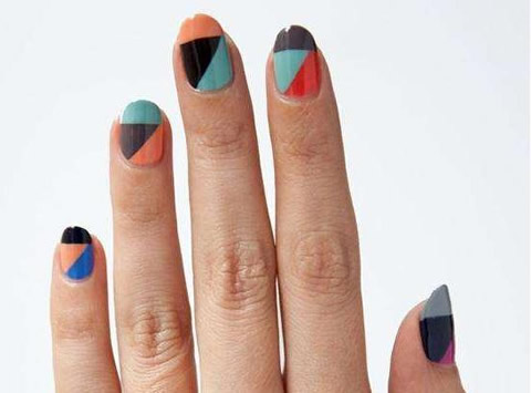 2018几何拼接美甲款式颜色图片：2018几何拼接美甲图片欣赏