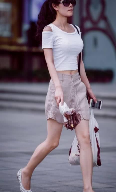 曼妙长腿的时尚美女街拍：走在街上赚足了回头率