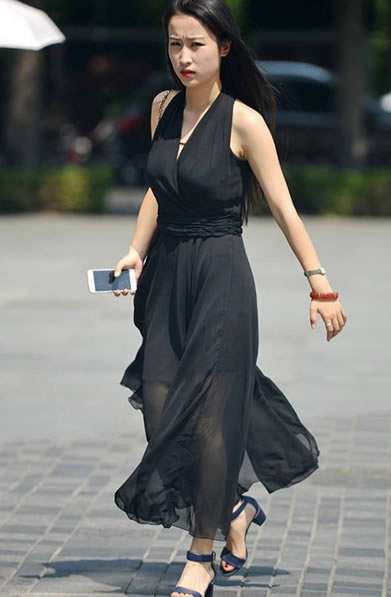 曼妙长腿的时尚美女街拍：走在街上赚足了回头率