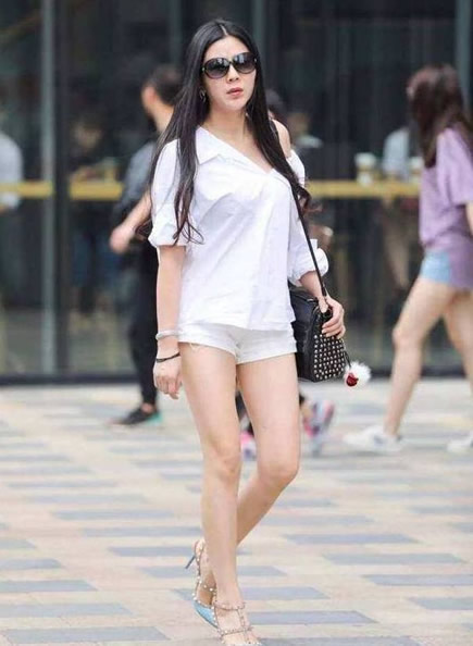 曼妙长腿的时尚美女街拍：走在街上赚足了回头率
