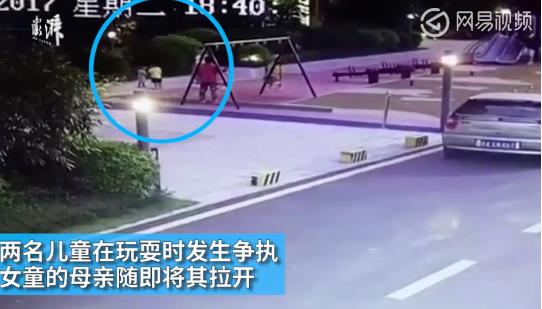 女子穿高跟鞋踹2岁女童：因两小孩抢玩具起争执