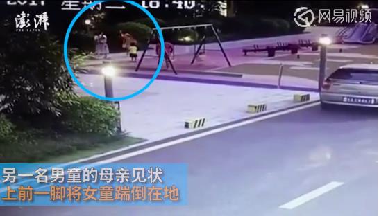 女子穿高跟鞋踹2岁女童：因两小孩抢玩具起争执