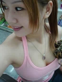 美女一定知道我在看她,笑的好美【搞笑图文】 美女一定知道我在看她,笑的好美【搞笑图文】