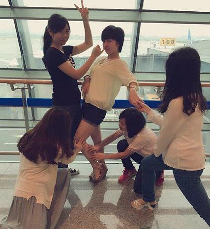 妹子们这是玩的什么游戏