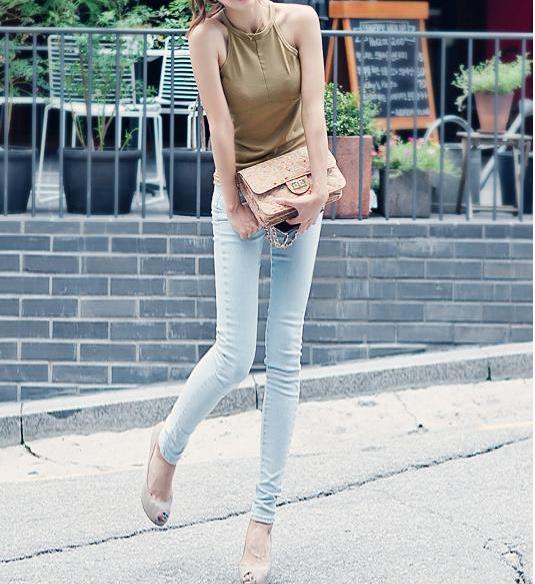 紧身裤展现女人靓丽姿态：唯美清新可人有魅力