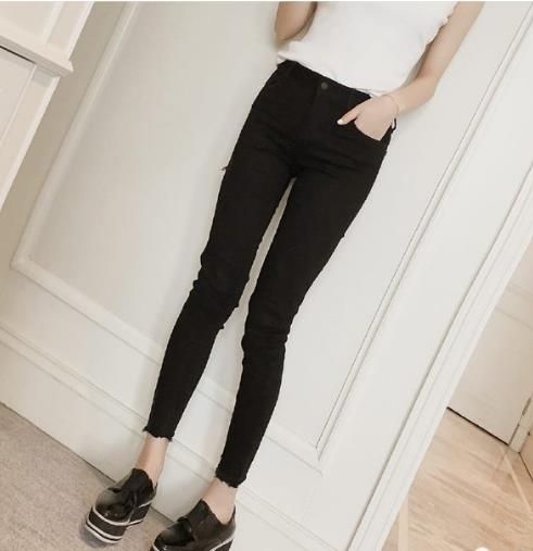 小腿粗穿什么裤子显瘦：修身小脚裤秀纤细大长腿
