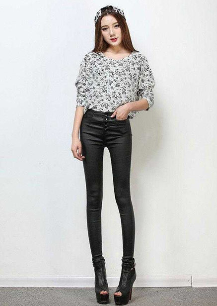 紧身裤尽显窈窕好身材：紧身裤妹子别具特色的美