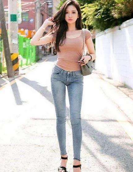 紧身牛仔裤+高跟鞋：轻松彰显时尚干练（图）