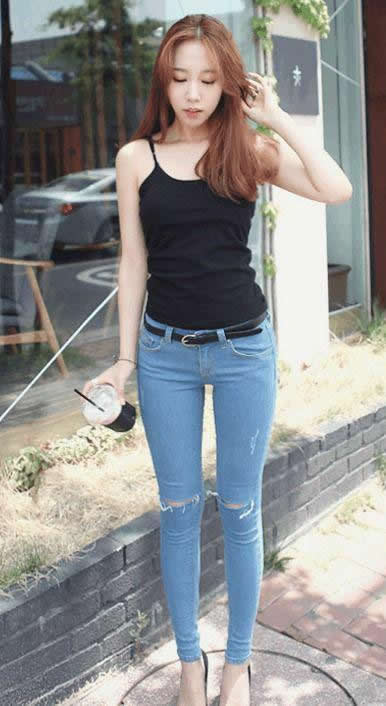 紧身裤妹子出街时尚干练：紧身裤女人味满分（图）