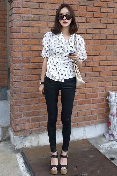 紧身裤搭配雪纺衫：优雅显高气质女神（图）