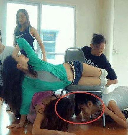 二位美女，椅子下面交谈什么呢