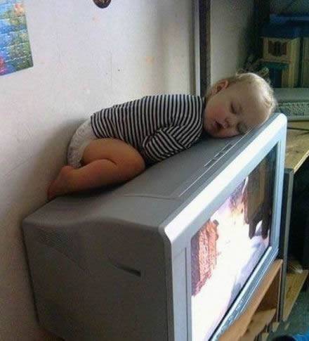 屌爆雷人搞笑图片：狗狗偷喝可乐搞笑图片