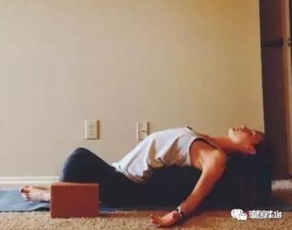 一套拉伸肾经的阴瑜伽：每天练一练抵抗衰老（图）