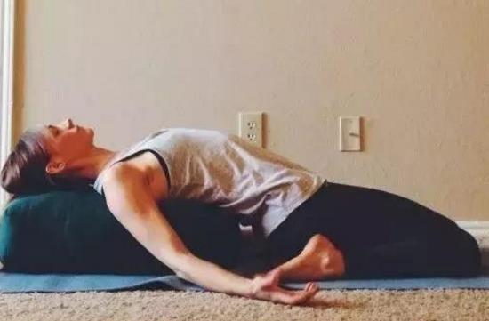 一套拉伸肾经的阴瑜伽：每天练一练抵抗衰老（图）