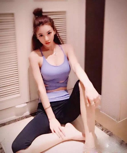 紧身裤简约风格让人眼前一亮:绽放妹子优雅魅力 紧身裤简约风格让人眼前一亮:绽放妹子优雅魅力