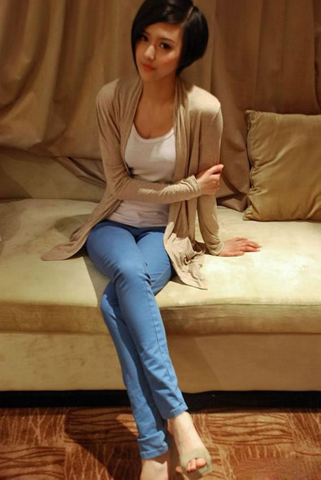 紧身裤简约风格让人眼前一亮:绽放妹子优雅魅力 紧身裤简约风格让人眼前一亮:绽放妹子优雅魅力