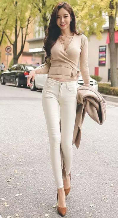 紧身裤简约风格让人眼前一亮:绽放妹子优雅魅力 紧身裤简约风格让人眼前一亮:绽放妹子优雅魅力