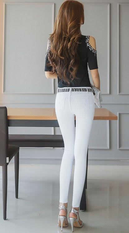 时尚舒适的白色紧身裤,无紧绷感,设计每个细节都很贴心,舒适不易起褶.