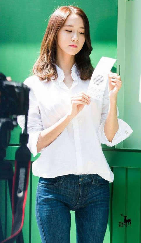 紧身裤修饰女人丰满身姿:完美的身姿显露无疑 紧身裤修饰女人丰满身姿:完美的身姿显露无疑