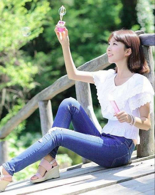 紧身裤修饰女人丰满身姿:完美的身姿显露无疑 紧身裤修饰女人丰满身姿:完美的身姿显露无疑