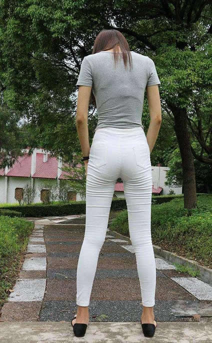 紧身裤修饰女人丰满身姿:完美的身姿显露无疑 紧身裤修饰女人丰满身姿:完美的身姿显露无疑