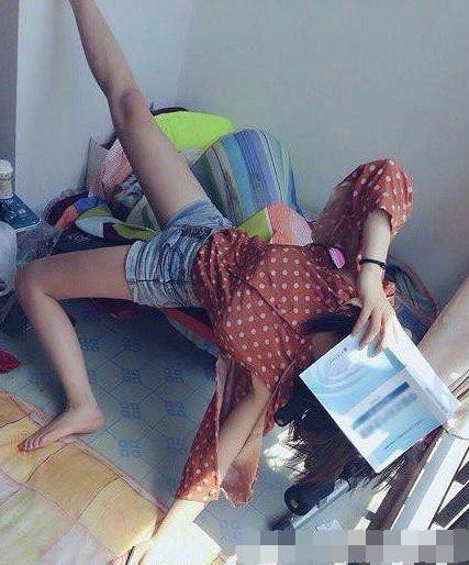 妹子说这样看书脑部血液多记忆的会更扎实