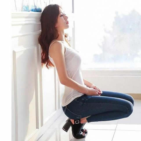 魅力的紧身牛仔裤：紧身裤凸显女性的美感（图）