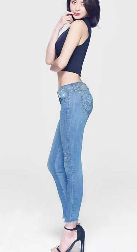 简单的紧身裤勾勒臀部的曲线：搭配随意紧身舒适