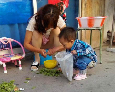 一男二女：妹子拍个照片还拿个水壶干嘛【搞笑】