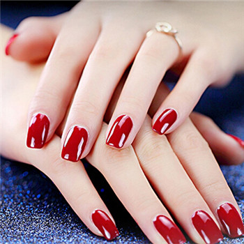 纯色美甲图片：推荐几款简单的新娘美甲图片欣赏