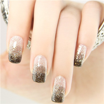 纯色美甲图片：推荐几款简单的新娘美甲图片欣赏