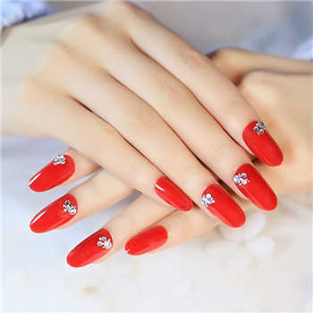 纯色美甲图片：推荐几款简单的新娘美甲图片欣赏