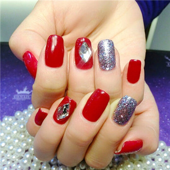 纯色美甲图片：推荐几款简单的新娘美甲图片欣赏