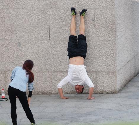 倒立的坏处和好处：倒立健身法及注意事项
