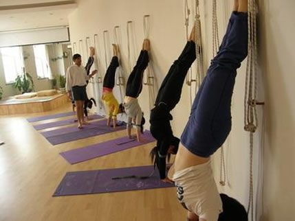 倒立的坏处和好处：倒立健身法及注意事项