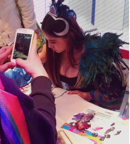 丰满女画家着超低胸装：现场作画【大家来围观】