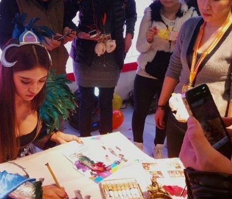 丰满女画家着超低胸装：现场作画【大家来围观】