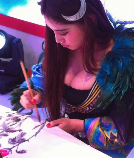 丰满女画家着超低胸装：现场作画【大家来围观】