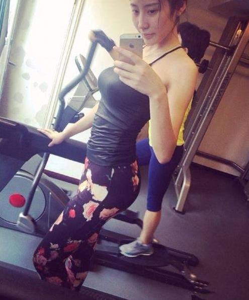 美女这是穿了她妈的裤子吧【搞笑图文】 美女这是穿了她妈的裤子吧【搞笑图文】