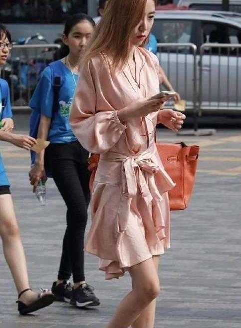 美女这是穿了她妈的裤子吧【搞笑图文】 美女这是穿了她妈的裤子吧【搞笑图文】