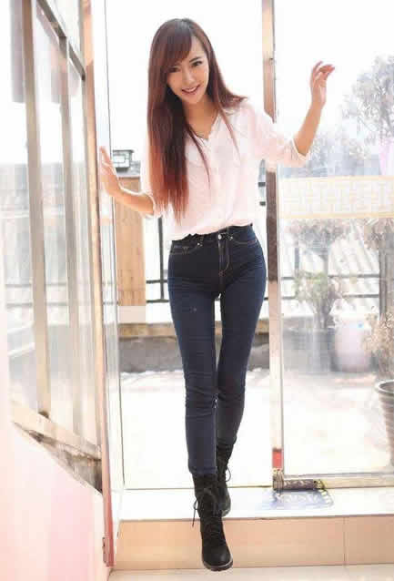 简洁大方牛仔裤:紧身裤穿出 满满的女人味(图) 简洁大方牛仔裤:紧身裤穿出 满满的女人味(图)