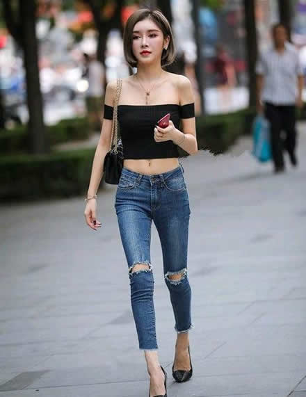 简洁大方牛仔裤:紧身裤穿出 满满的女人味(图) 简洁大方牛仔裤:紧身裤穿出 满满的女人味(图)