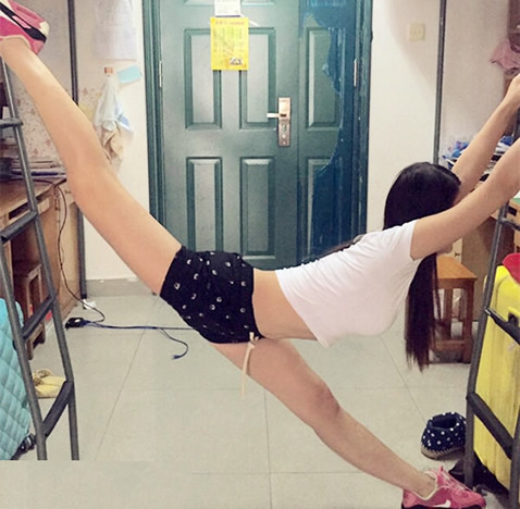 一字马练习方法 一字马注意事项 一字马图片欣赏