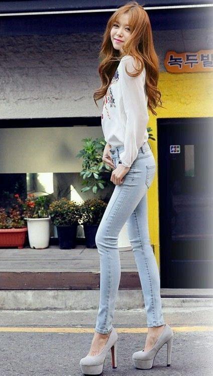 时尚美女也需穿搭的点缀：紧身裤洒脱从容（图）