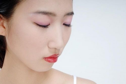 几步按摩护理手法去眼部皱纹:简单几步(图) 几步按摩护理手法去眼部皱纹:简单几步(图)