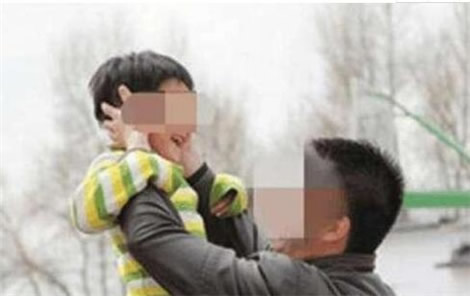 宝爸一举动致孩子脖断很多人还做（图）